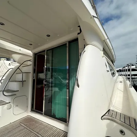 Yatch The Rock Hotel en barco *