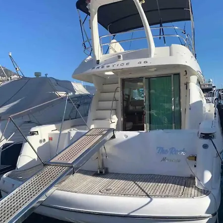Yatch The Rock Hotel en barco