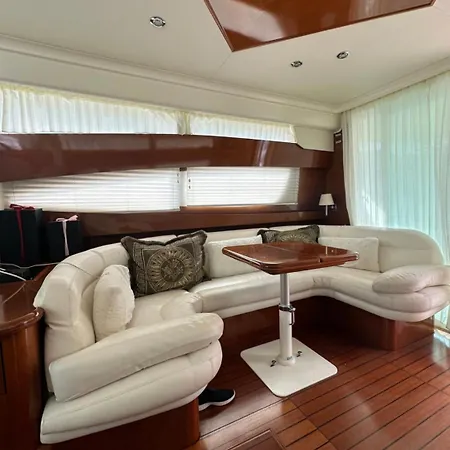 Yatch The Rock Hotel en barco *