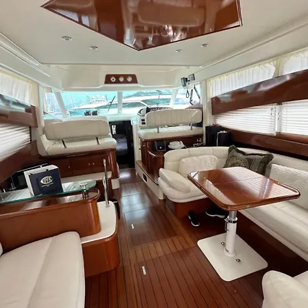 Yatch The Rock Hotel en barco